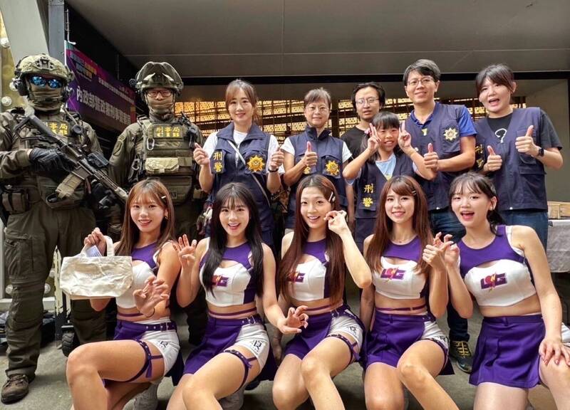 刑事局举办反毒识诈街舞大赛,结合「电豹女Leopard Girls」啦啦队。(记者姚岳宏翻摄) 刑事局举办反毒识诈街舞大赛,结合「电豹女Leopard Girls」啦啦队。(记者姚岳宏翻摄)