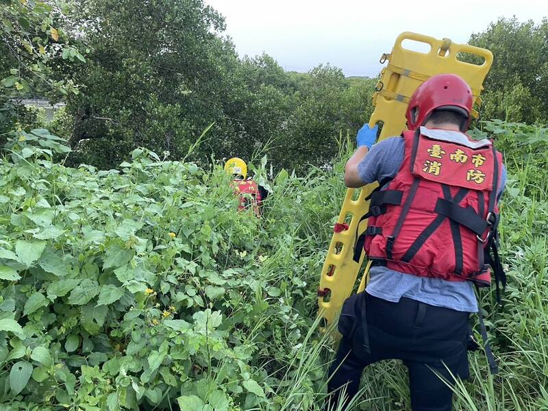 消防人员在台南中西区盐水溪河段打捞一具身分不明的男浮尸。(民众提供) 消防人员在台南中西区盐水溪河段打捞一具身分不明的男浮尸。(民众提供)