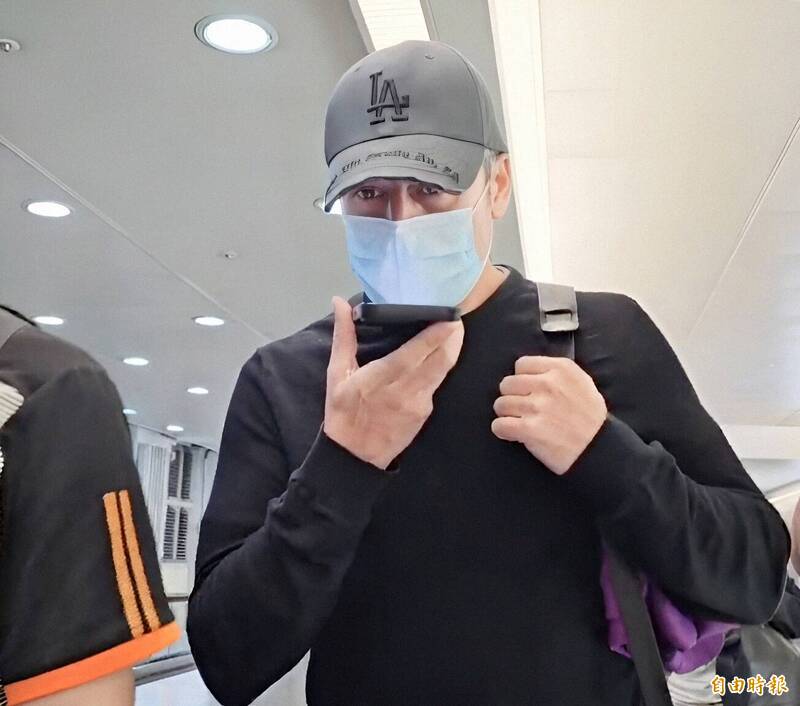 在义大利涉诈骗案潜藏台湾的西班牙男子奥纳德,19日被强制驱逐出境,却因国际通缉犯身分遭新加坡拒绝入境再度遣返回台。(记者姚介修摄) 在义大利涉诈骗案潜藏台湾的西班牙男子奥纳德,19日被强制驱逐出境,却因国际通缉犯身分遭新加坡拒绝入境再度遣返回台。(记者姚介修摄)