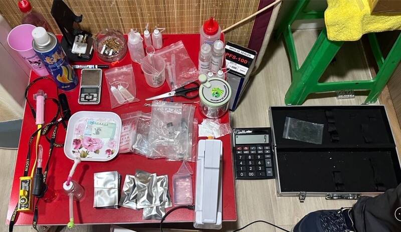 警方在现场查扣40多枚烟弹及2瓶「依托咪酯」原油21毫升及混和用食用油、烟弹等证物。(记者吴升儒翻摄) 警方在现场查扣40多枚烟弹及2瓶「依托咪酯」原油21毫升及混和用食用油、烟弹等证物。(记者吴升儒翻摄)