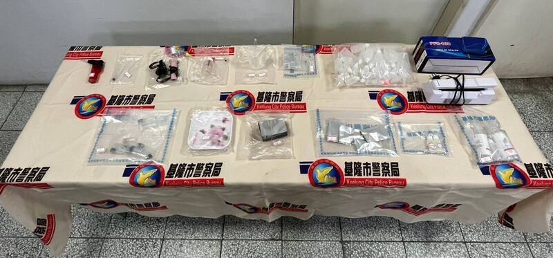 警方查扣「依托咪酯」原油等证物。(记者吴升儒翻摄) 警方查扣「依托咪酯」原油等证物。(记者吴升儒翻摄)
