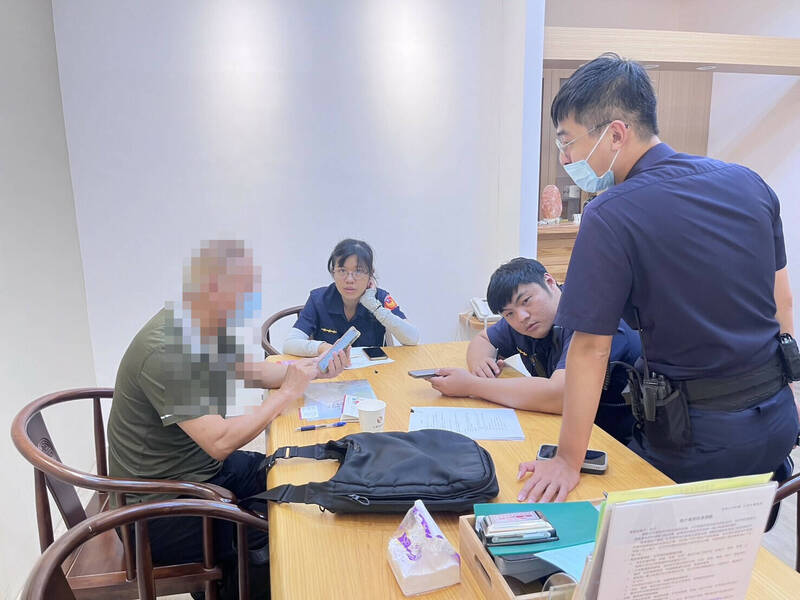 陈男有意汇款美金40万8000元投资港股,可是提供投资契约证明有异,员警对其极力劝说阻诈。(民众提供) 陈男有意汇款美金40万8000元投资港股,可是提供投资契约证明有异,员警对其极力劝说阻诈。(民众提供)