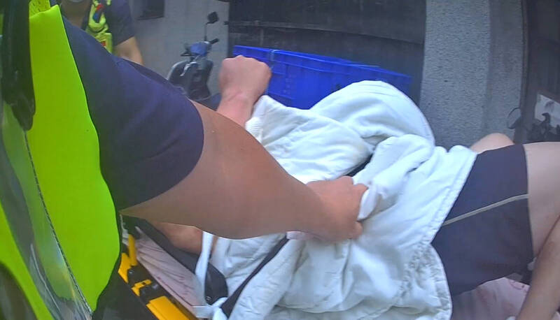 警方将陈男强制送医管束。(警方提供) 警方将陈男强制送医管束。(警方提供)