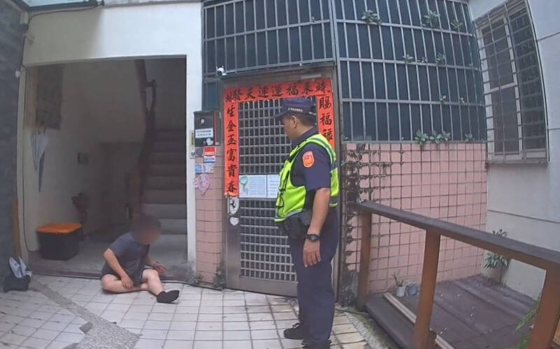 陈男酒后情绪失控起酒疯。(警方提供) 陈男酒后情绪失控起酒疯。(警方提供)
