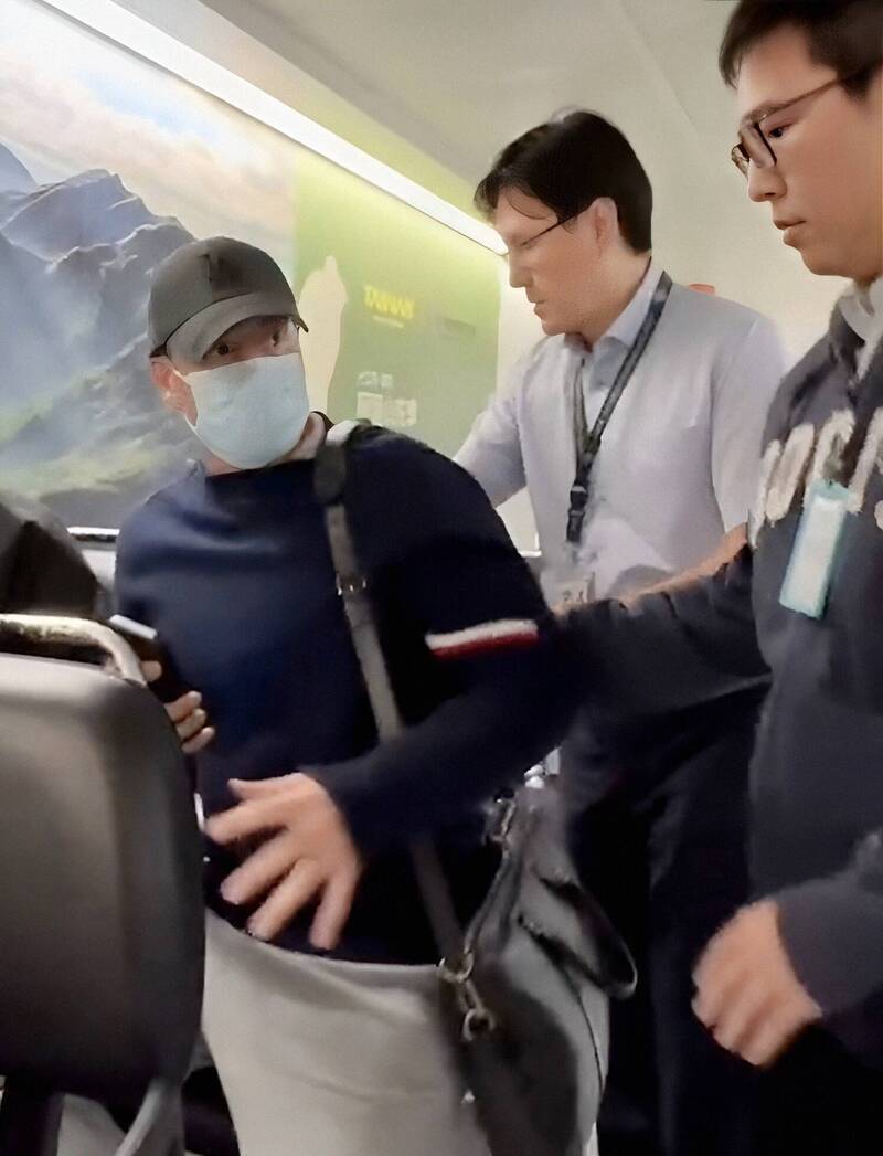 西班牙籍男子奥纳德昨晚遭遣送出国,至于目的地国家,移民署暂时保密。(图由移民署提供) 西班牙籍男子奥纳德昨晚遭遣送出国,至于目的地国家,移民署暂时保密。(图由移民署提供)