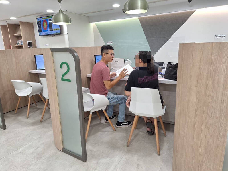妇人到银行要汇款48万元,警方与行员及时阻诈。(图由警方提供) 妇人到银行要汇款48万元,警方与行员及时阻诈。(图由警方提供)