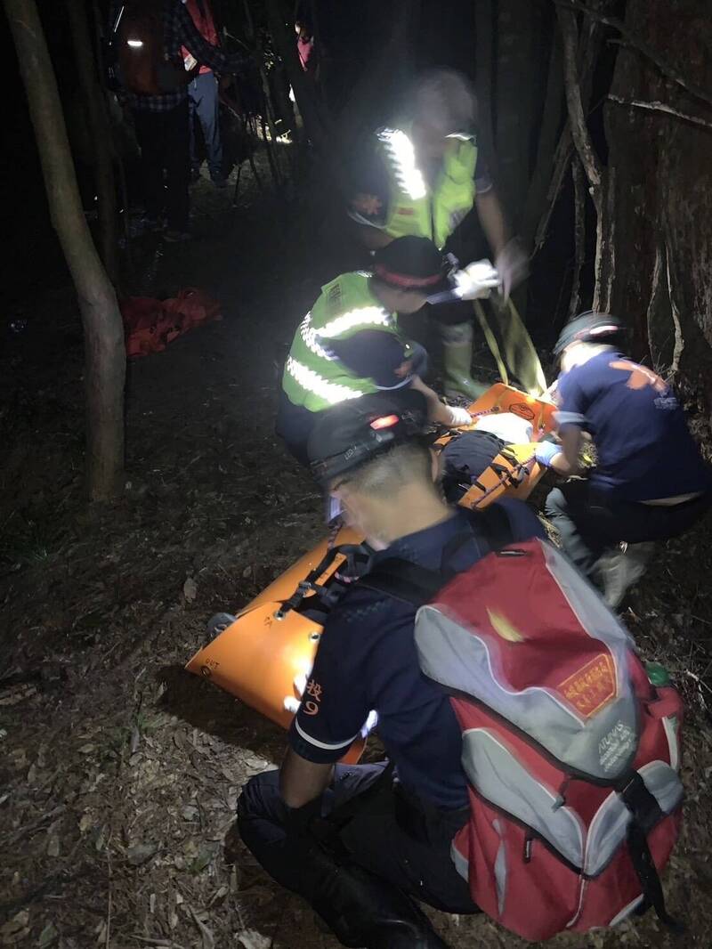 68岁杨姓男子20日率队到南投进行金天纵走突倒地死亡,消防局救援人员将遗体运下山。(南投县消防局提供) 68岁杨姓男子20日率队到南投进行金天纵走突倒地死亡,消防局救援人员将遗体运下山。(南投县消防局提供)