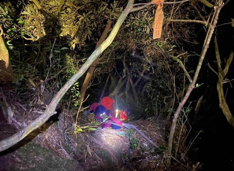 棏姓男子20日到南投金天纵走突倒地死亡,消防局救援人员克服陡峭地形,漏夜将遗体运下山。(南投县消防局提供) 棏姓男子20日到南投金天纵走突倒地死亡,消防局救援人员克服陡峭地形,漏夜将遗体运下山。(南投县消防局提供)