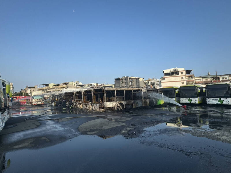 现场共燃烧9辆电动巴士(8辆全毁、1辆半毁)。(消防局提供) 现场共燃烧9辆电动巴士(8辆全毁、1辆半毁)。(消防局提供)