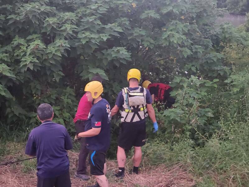 南市和纬路五段盐水溪水域惊见1具男性浮尸,由于浮尸浸泡在烂泥消防人员花了近1小时才将其打捞上岸。(民众提供) 南市和纬路五段盐水溪水域惊见1具男性浮尸,由于浮尸浸泡在烂泥消防人员花了近1小时才将其打捞上岸。(民众提供)