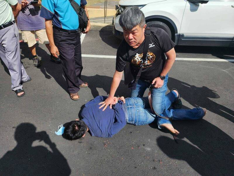 新竹县新湖分局侦查队「掰咖」小队长郑朝成,不顾自己伤势未愈,听到有抢匪,立刻上前送上大外割把对方撂倒在地,逮捕到案。(读者提供) 新竹县新湖分局侦查队「掰咖」小队长郑朝成,不顾自己伤势未愈,听到有抢匪,立刻上前送上大外割把对方撂倒在地,逮捕到案。(读者提供)