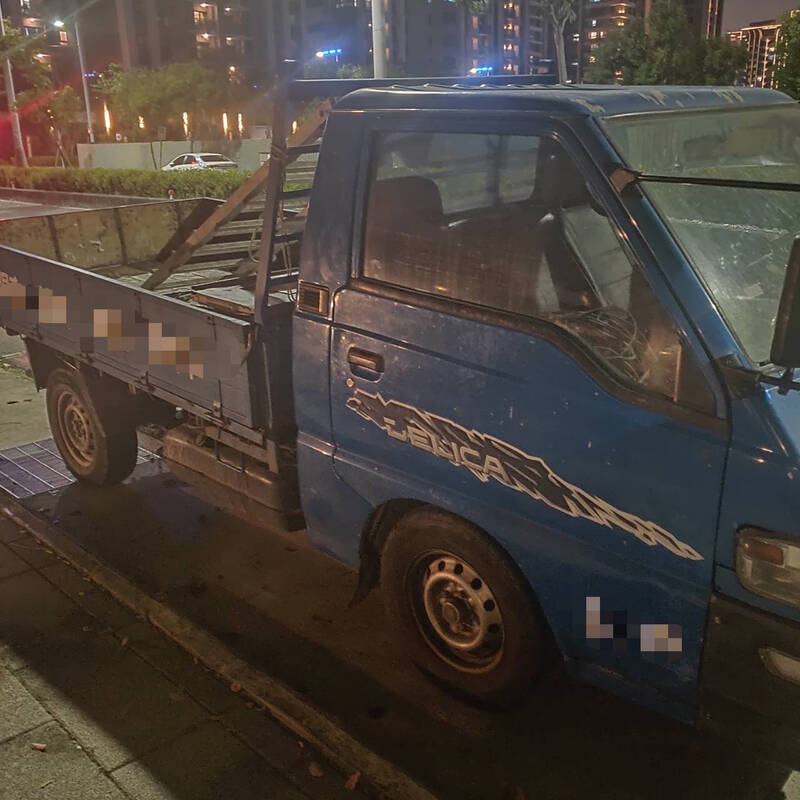 警方昨晚寻获小货车。(图由警方提供) 警方昨晚寻获小货车。(图由警方提供)