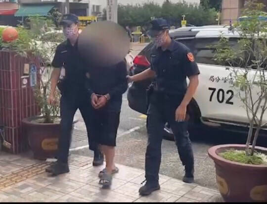 警方将游男带回侦办。(图由警方提供) 警方将游男带回侦办。(图由警方提供)