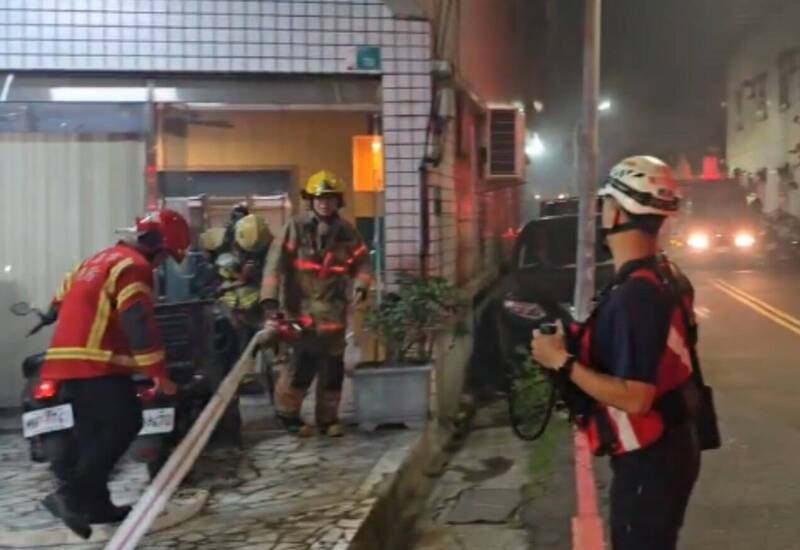 台南市北区透天民宅今天凌晨失火,消防人员到场后拉水线灭火。(图由民众提供) 台南市北区透天民宅今天凌晨失火,消防人员到场后拉水线灭火。(图由民众提供)