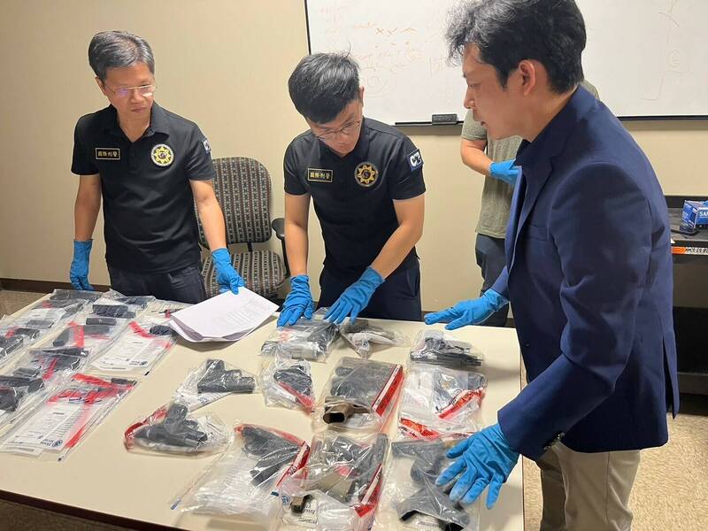 主任检察官陈照世指挥干员们清点枪枝数量。(记者吴升儒翻摄) 主任检察官陈照世指挥干员们清点枪枝数量。(记者吴升儒翻摄)