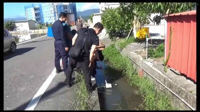 警方在案发现场附近排水沟打捞被林嫌弃置的监视器主机。 (图由警方提供) 警方在案发现场附近排水沟打捞被林嫌弃置的监视器主机。 (图由警方提供)