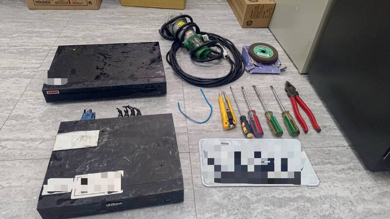 警方将林嫌查缉到案,查扣失窃的监视器主机、安非他命、犯案工具。(图由警方提供) 警方将林嫌查缉到案,查扣失窃的监视器主机、安非他命、犯案工具。(图由警方提供)