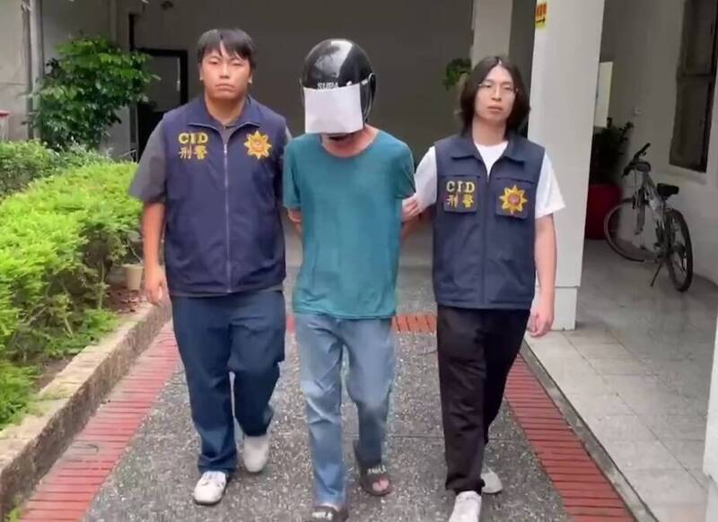 宜县壮围乡宫庙香油钱箱、工地电线及监视器主机频遭窃,警方逮捕林姓嫌犯(中)到案。(图由警方提供) 宜县壮围乡宫庙香油钱箱、工地电线及监视器主机频遭窃,警方逮捕林姓嫌犯(中)到案。(图由警方提供)