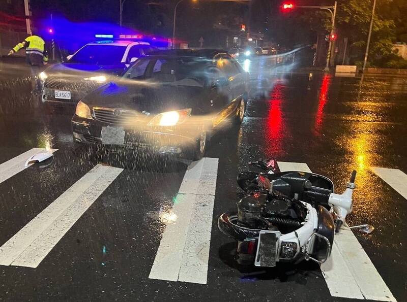 宜县五结乡中正路二段与文兴路三段,昨晚发生黑色轿车与机车车祸,造成女骑士受伤送医。(记者江志雄翻摄) 宜县五结乡中正路二段与文兴路三段,昨晚发生黑色轿车与机车车祸,造成女骑士受伤送医。(记者江志雄翻摄)