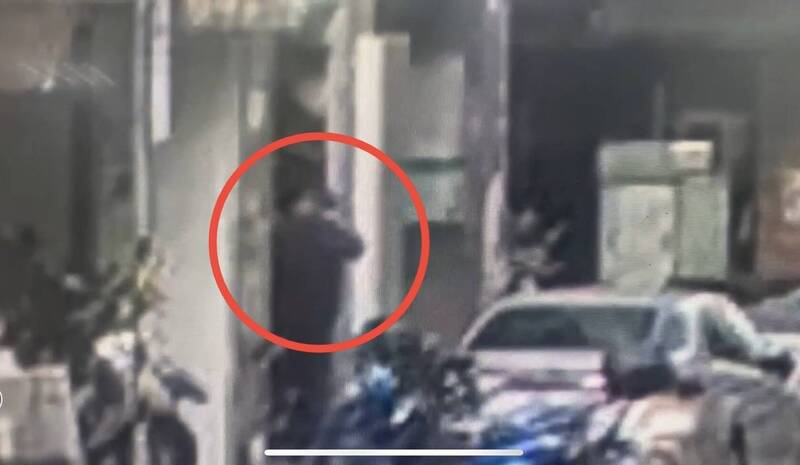 警方发现田山盛国前往钟小平服务处涂鸦。(记者王冠仁翻摄) 警方发现田山盛国前往钟小平服务处涂鸦。(记者王冠仁翻摄)