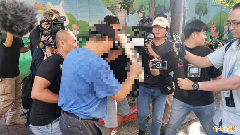 曾姓少年偷开外祖父车子外出酿成3死2伤悲剧,车主外祖父今天到内湖交通分队说明时被大批媒体包围。(记者陆运锋摄) 曾姓少年偷开外祖父车子外出酿成3死2伤悲剧,车主外祖父今天到内湖交通分队说明时被大批媒体包围。(记者陆运锋摄)