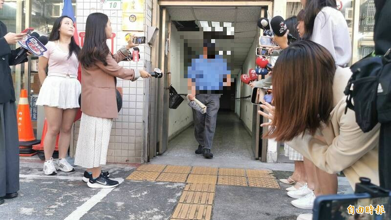 曾姓少年外祖父返国后今天下午前往内湖交通分队说明,离去时被大批媒体包围,他称车钥匙放在很隐密的地方。(记者陆运锋摄) 曾姓少年外祖父返国后今天下午前往内湖交通分队说明,离去时被大批媒体包围,他称车钥匙放在很隐密的地方。(记者陆运锋摄)