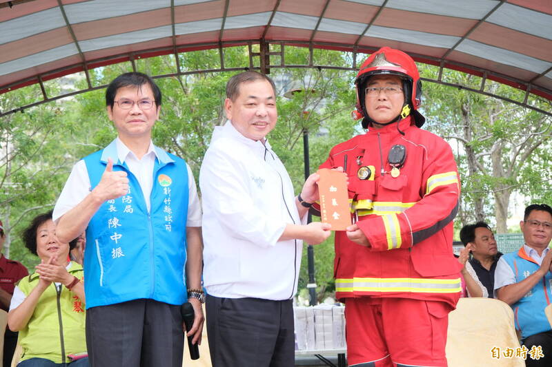新竹县副县长陈见贤(中)颁发加菜金,感谢消防局第一大队及相关单位参演的辛劳。(记者廖雪茹摄) 新竹县副县长陈见贤(中)颁发加菜金,感谢消防局第一大队及相关单位参演的辛劳。(记者廖雪茹摄)
