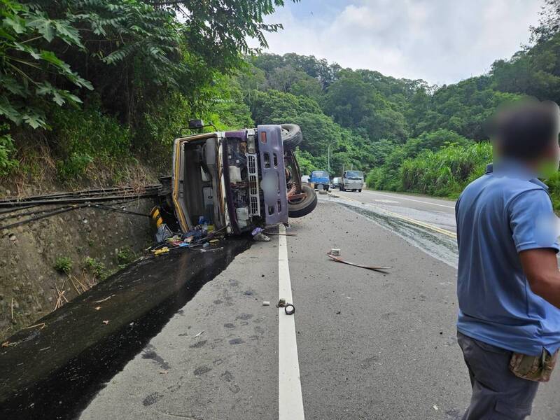 与之前死亡车祸只差1.5公里,混凝土汞浦车在苗128线翻覆撞山壁。(民众提供) 与之前死亡车祸只差1.5公里,混凝土汞浦车在苗128线翻覆撞山壁。(民众提供)