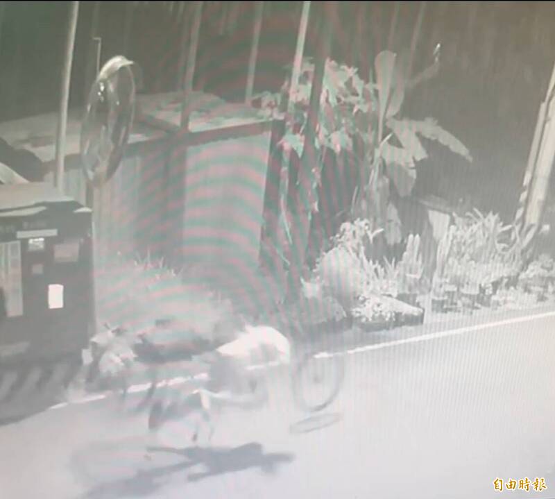 学童骑自行车返家途中前轮突然脱离车身,人车失去平衡。(图由陈童家长提供) 学童骑自行车返家途中前轮突然脱离车身,人车失去平衡。(图由陈童家长提供)