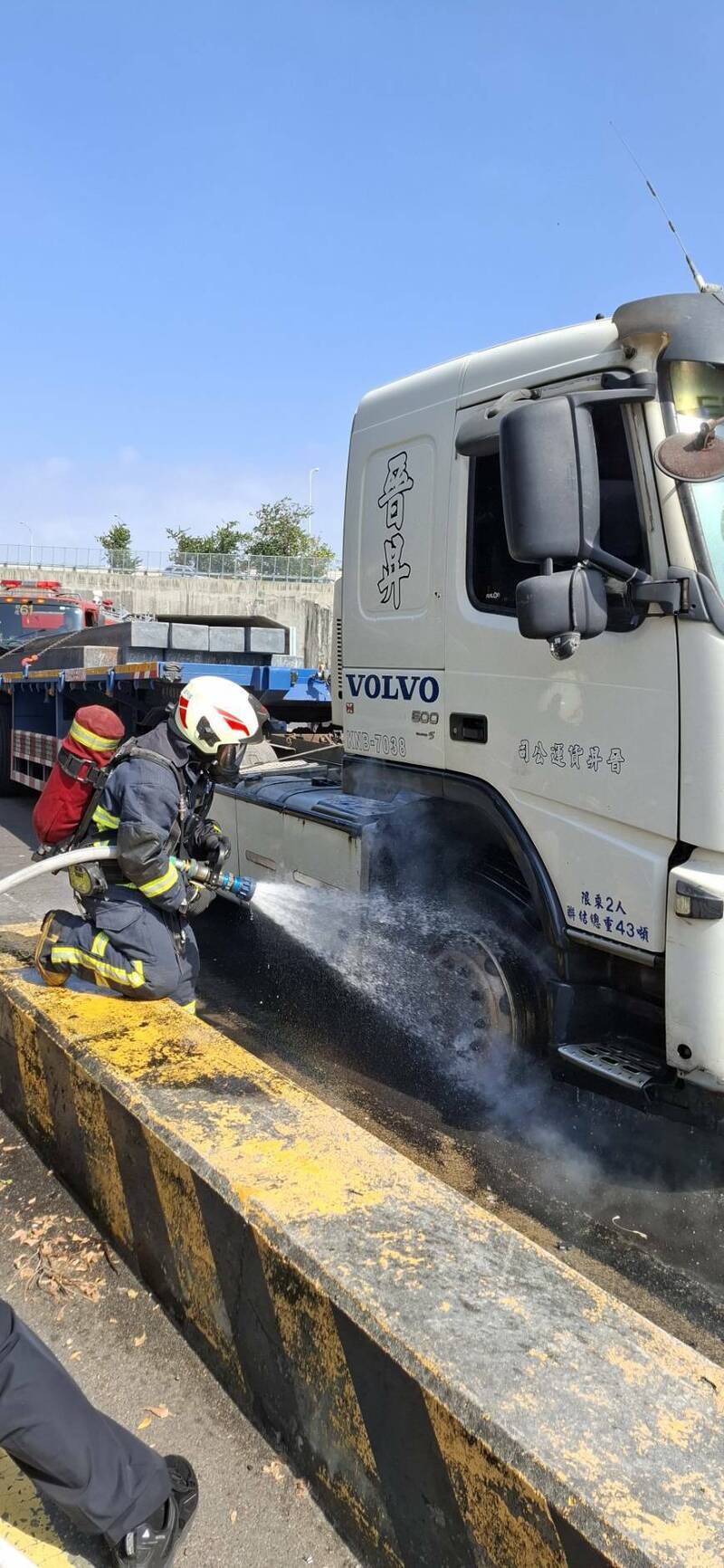 彰化市今天传出载著钢条拖板车的轮胎爆炸事件,消防人员持续降温。(民众提供) 彰化市今天传出载著钢条拖板车的轮胎爆炸事件,消防人员持续降温。(民众提供)