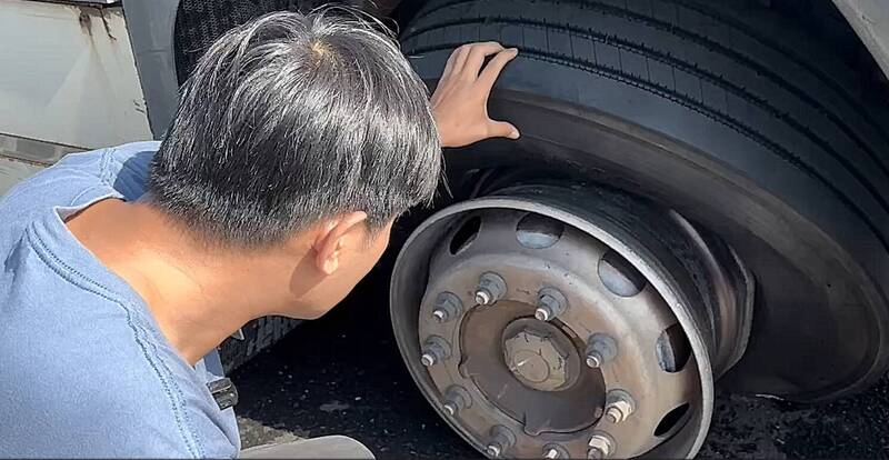 彰化市今天传出拖板车轮胎爆炸事件,起因是零件故障所造成。(民众提供) 彰化市今天传出拖板车轮胎爆炸事件,起因是零件故障所造成。(民众提供)