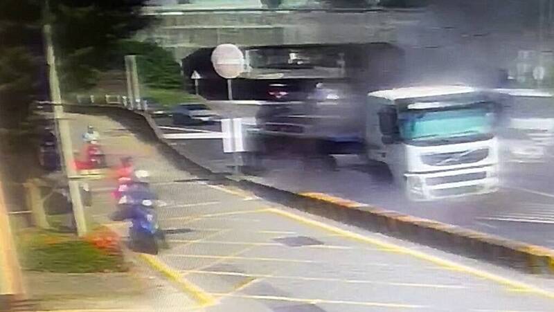 彰化市今天传出载著钢条拖板车的轮胎爆炸事件,当时已下彰化交流道停靠路旁,瞬间爆炸,机车骑士秒逃离。(民众提供) 彰化市今天传出载著钢条拖板车的轮胎爆炸事件,当时已下彰化交流道停靠路旁,瞬间爆炸,机车骑士秒逃离。(民众提供)