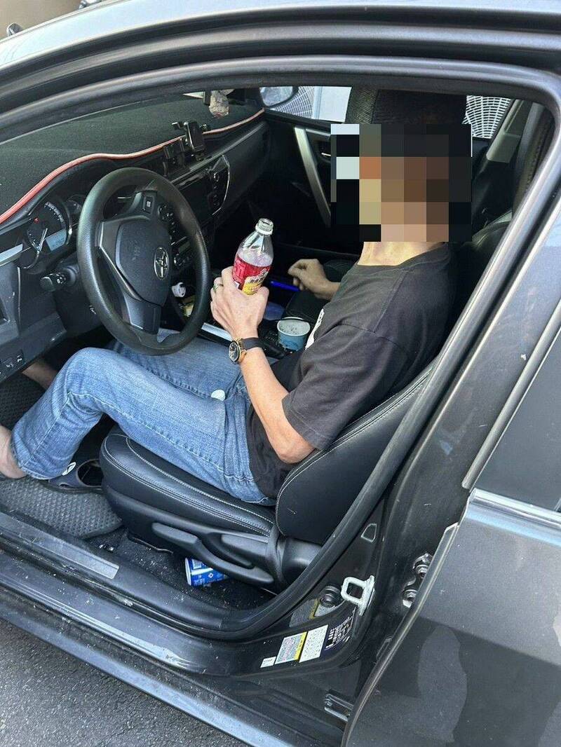 警方在刘男停车休息时将他逮捕。(民众提供) 警方在刘男停车休息时将他逮捕。(民众提供)