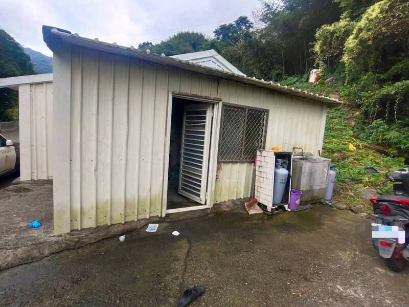 兄弟档酒后争执各拿刀、猎枪僵持,弟弟遭猎枪打中。(民众提供) 兄弟档酒后争执各拿刀、猎枪僵持,弟弟遭猎枪打中。(民众提供)