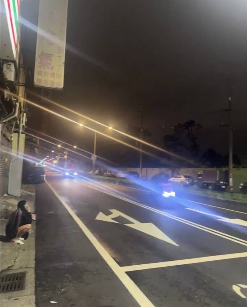 机车骑士用口罩遮车牌深夜加速狂飙(前),中坜警车(后)紧追仍被逃脱。(取自threads) 机车骑士用口罩遮车牌深夜加速狂飙(前),中坜警车(后)紧追仍被逃脱。(取自threads)