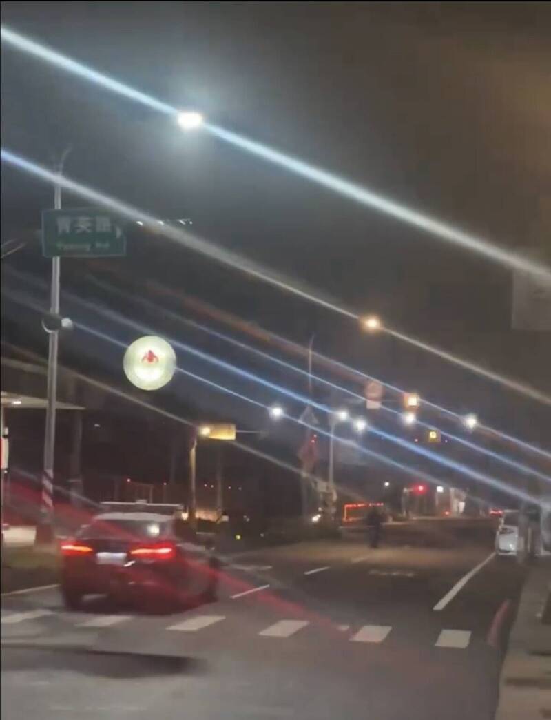 机车骑士用口罩遮车牌深夜加速狂飙(前),中坜警车(后)紧追仍被逃脱。(取自threads) 机车骑士用口罩遮车牌深夜加速狂飙(前),中坜警车(后)紧追仍被逃脱。(取自threads)