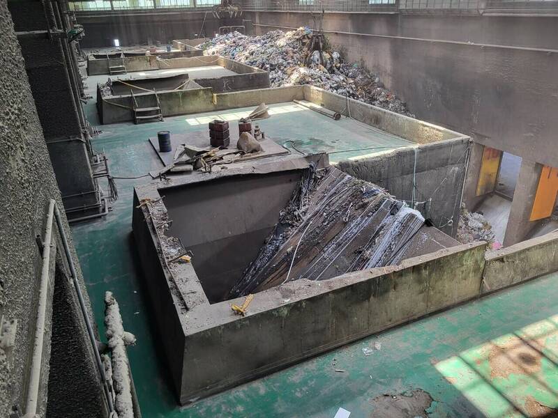 高雄冈山焚化厂3员暗杠销毁私烟贩卖捞百万被诉,环保局今开罚厂商10万元,未来将采三方监督防止漏洞。(读者提供) 高雄冈山焚化厂3员暗杠销毁私烟贩卖捞百万被诉,环保局今开罚厂商10万元,未来将采三方监督防止漏洞。(读者提供)