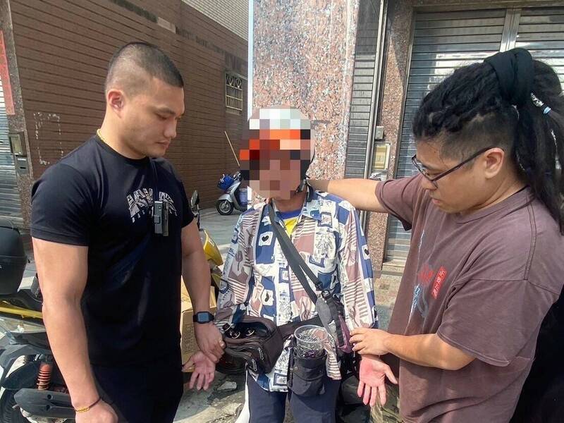 林园区最近出现「撒铁钉怪客」,造成人心惶惶,警方获报于昨(20)日下午2点多,循线逮获53岁陈男(中)。(图由读者提供) 林园区最近出现「撒铁钉怪客」,造成人心惶惶,警方获报于昨(20)日下午2点多,循线逮获53岁陈男(中)。(图由读者提供)