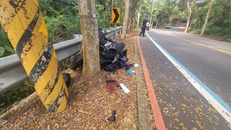彰化139线再传死亡车祸,20岁军人骑红牌重机自撞送医不治,重机车头几乎全毁。(民众提供) 彰化139线再传死亡车祸,20岁军人骑红牌重机自撞送医不治,重机车头几乎全毁。(民众提供)