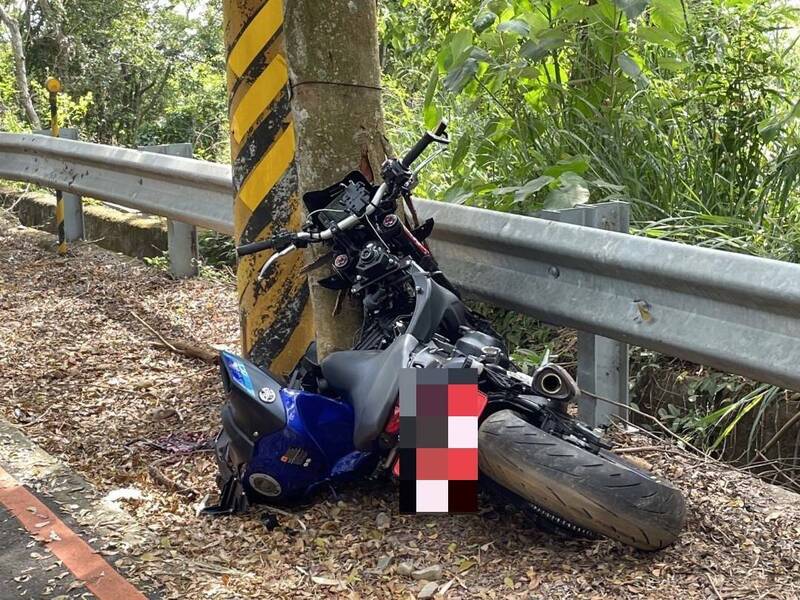 彰化139线再传死亡车祸,20岁军人骑红牌重机自撞送医不治,重机车头几乎全毁。(民众提供) 彰化139线再传死亡车祸,20岁军人骑红牌重机自撞送医不治,重机车头几乎全毁。(民众提供)