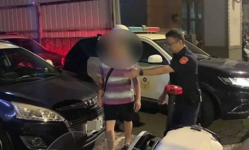 警方在事故后6小时,在大里寻获肇事的车辆和开车的陈姓男子,依过失致死移送法办。(记者陈建志翻摄) 警方在事故后6小时,在大里寻获肇事的车辆和开车的陈姓男子,依过失致死移送法办。(记者陈建志翻摄)