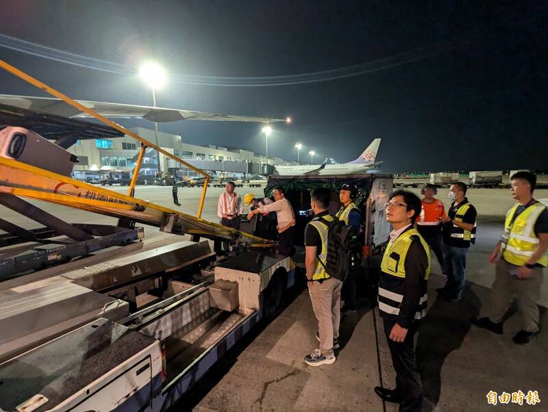 台美联手共同侦破走私枪枝案件,警方将走私枪枝取回。(记者陆运锋摄) 台美联手共同侦破走私枪枝案件,警方将走私枪枝取回。(记者陆运锋摄)