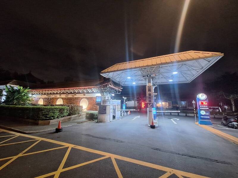 新北市殡仪馆遗体冷藏室今天傍晚传出载运大体货梯坠落意外,造成3名员工受伤,1人左脚骨折伤势较重,目前由劳检单位派员调查事发原因及有无违失。(记者吴仁捷翻摄) 新北市殡仪馆遗体冷藏室今天傍晚传出载运大体货梯坠落意外,造成3名员工受伤,1人左脚骨折伤势较重,目前由劳检单位派员调查事发原因及有无违失。(记者吴仁捷翻摄)