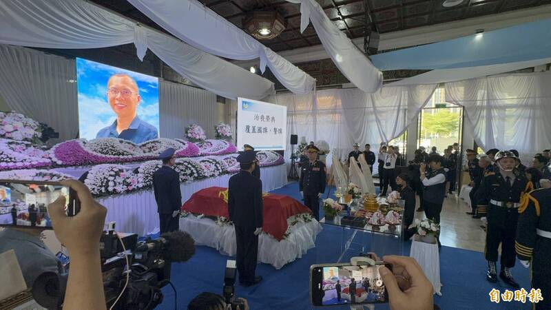 新北市政府今天为刘宗鑫举办告别式,覆盖警旗、警旗,颁发总统褒扬令、晋升令及行政院楷模奖章,并拨放追思刘宗鑫生平影片,遗孀也与两名幼女致谢词。(记者吴仁捷摄) 新北市政府今天为刘宗鑫举办告别式,覆盖警旗、警旗,颁发总统褒扬令、晋升令及行政院楷模奖章,并拨放追思刘宗鑫生平影片,遗孀也与两名幼女致谢词。(记者吴仁捷摄)