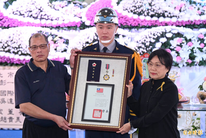 因公殉职的新北市警察局故组长刘宗鑫22日举行公祭,并由内政部长刘世芳颁发楷模奖章。 (记者刘信德摄) 因公殉职的新北市警察局故组长刘宗鑫22日举行公祭,并由内政部长刘世芳颁发楷模奖章。 (记者刘信德摄)