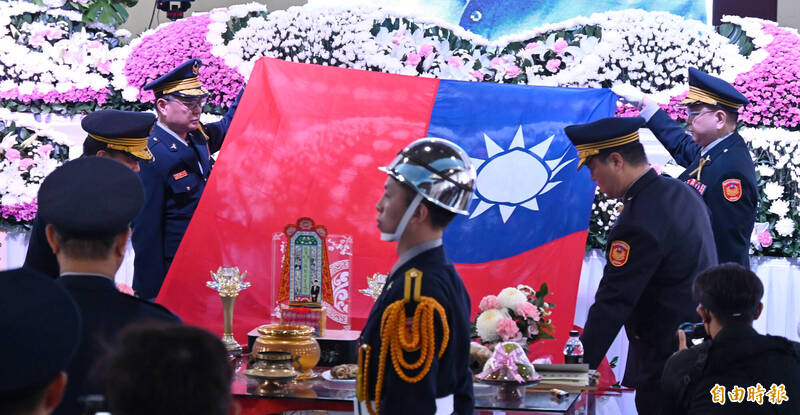 因公殉职的新北市警察局故组长刘宗鑫22日举行公祭,由新北市长侯友宜颁发褒扬令、内政部长刘世芳颁发楷模奖章,并覆盖国旗。 (记者刘信德摄) 因公殉职的新北市警察局故组长刘宗鑫22日举行公祭,由新北市长侯友宜颁发褒扬令、内政部长刘世芳颁发楷模奖章,并覆盖国旗。 (记者刘信德摄)