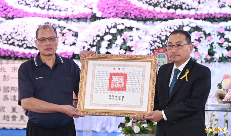 因公殉职的新北市警察局故组长刘宗鑫22日举行公祭,并由新北市长侯友宜颁发褒扬令。 (记者刘信德摄) 因公殉职的新北市警察局故组长刘宗鑫22日举行公祭,并由新北市长侯友宜颁发褒扬令。 (记者刘信德摄)