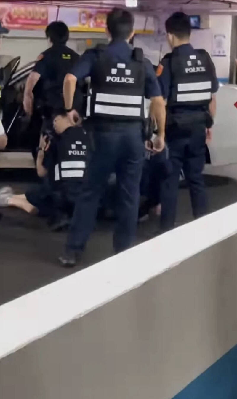 中坜警方停车场围捕无照驾车少年。(图取自Threads) 中坜警方停车场围捕无照驾车少年。(图取自Threads)