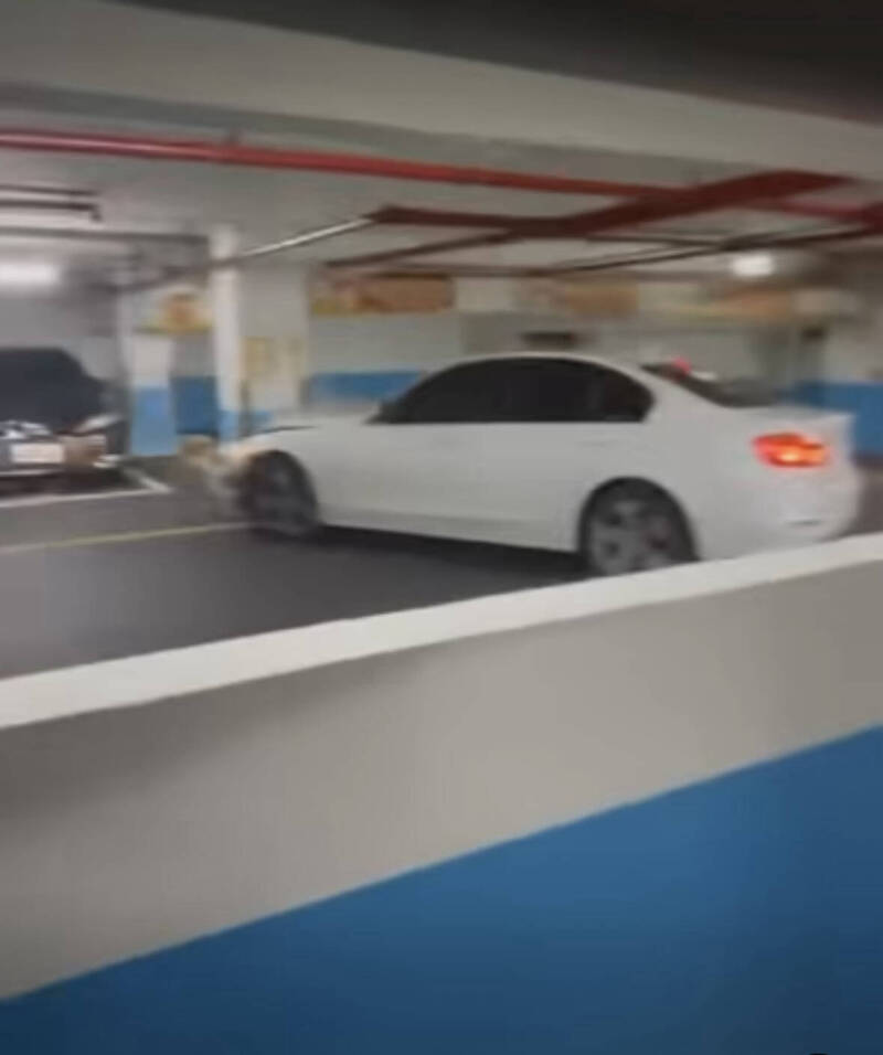 白色BMW拒检,最后驶进地下停车场自撞柱子。(图取自Threads) 白色BMW拒检,最后驶进地下停车场自撞柱子。(图取自Threads)