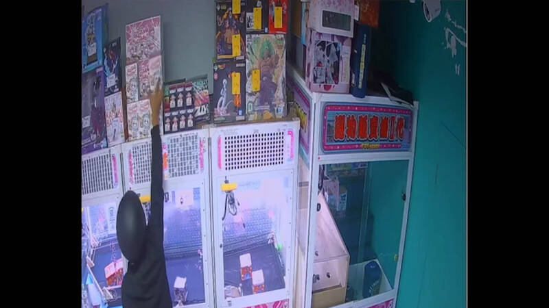 高雄21岁惯窃锁定泡泡马特公仔,在多家夹娃娃机店偷窃机台上的公仔盲盒。(民众提供) 高雄21岁惯窃锁定泡泡马特公仔,在多家夹娃娃机店偷窃机台上的公仔盲盒。(民众提供)